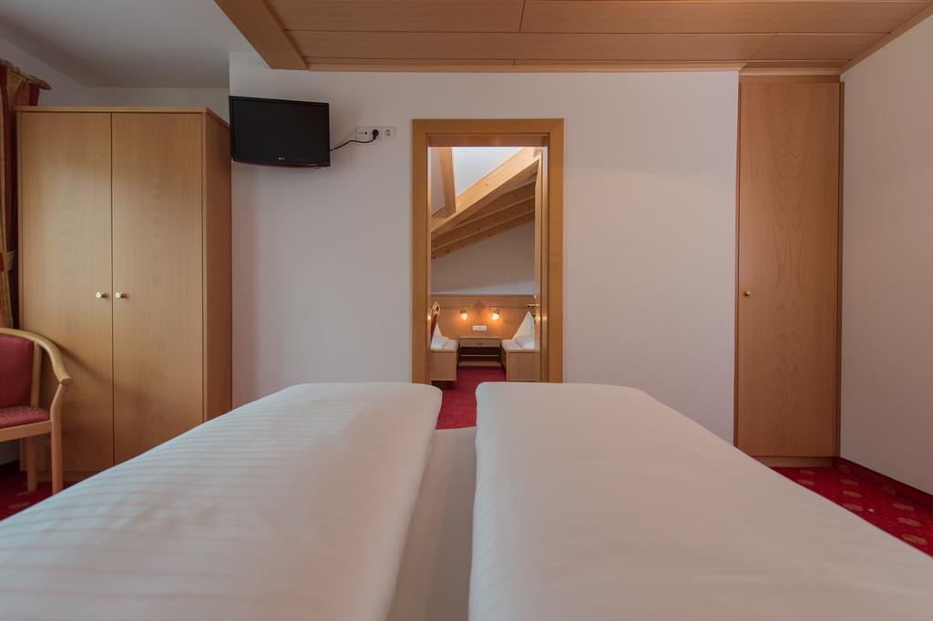 Hotel Garni Hochgruber Брунико Номер фото